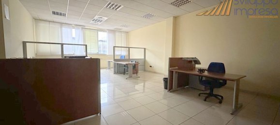 720m² Office in Cinisello Balsamo, Italy No. 61095 17