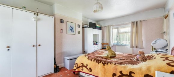 3 bedrooms House in Epsom, United Kingdom No. 9692 8