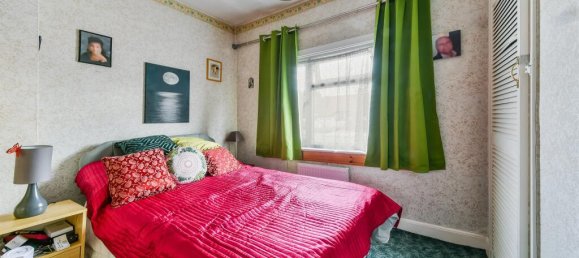 3 bedrooms House in Epsom, United Kingdom No. 9692 9