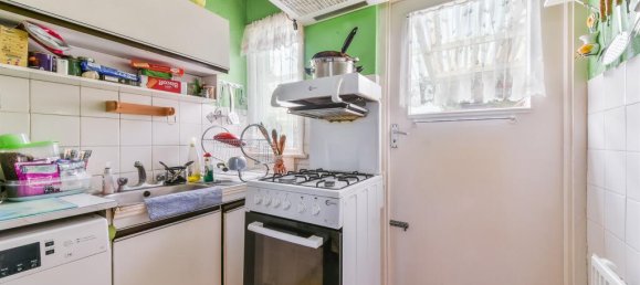 3 bedrooms House in Epsom, United Kingdom No. 9692 3