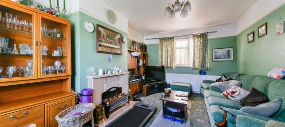 3 bedrooms House in Epsom, United Kingdom No. 9692 4