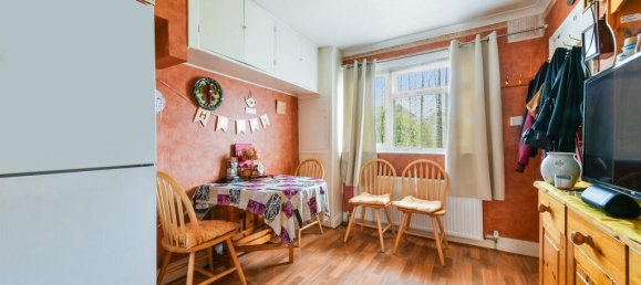 3 bedrooms House in Epsom, United Kingdom No. 9692 2