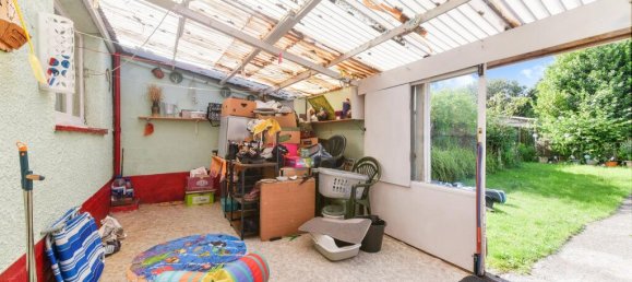 3 bedrooms House in Epsom, United Kingdom No. 9692 6