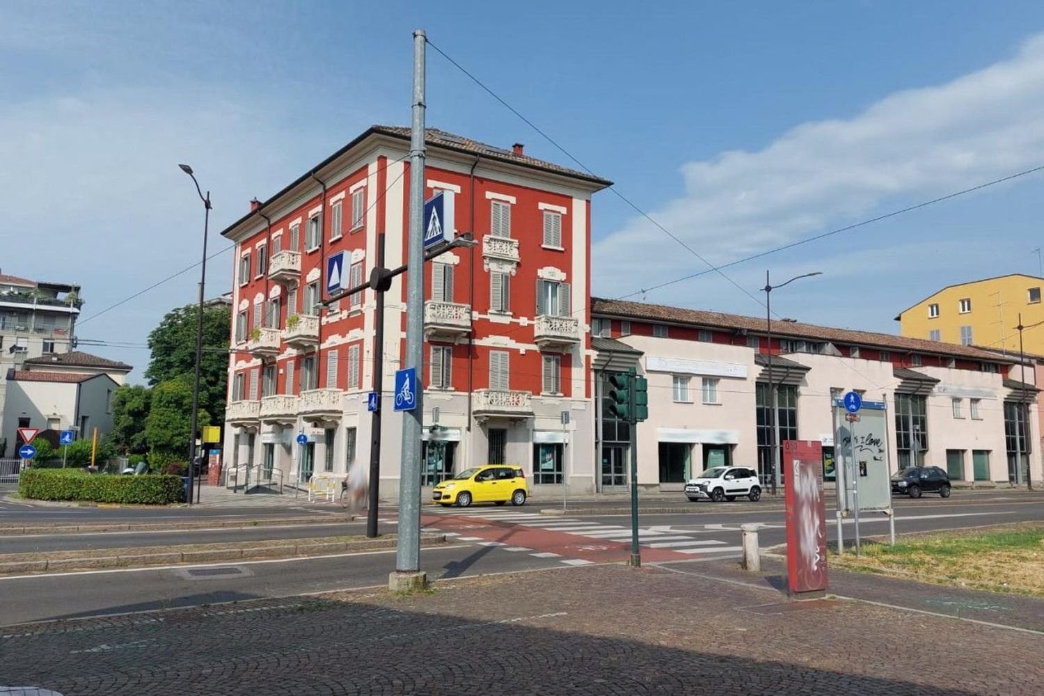 384m² Office in Parma, Italy No. 371464