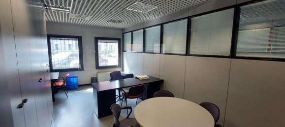 384m² Office in Parma, Italy No. 371464 2