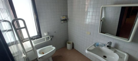 384m² Office in Parma, Italy No. 371464 13