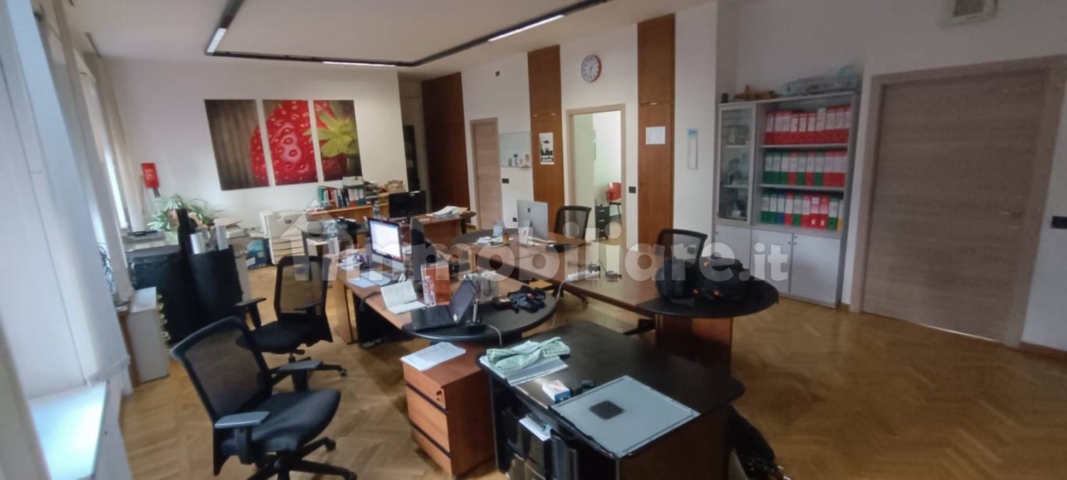 Офис с 3 комнатами в Галларате, Италия № 327618
