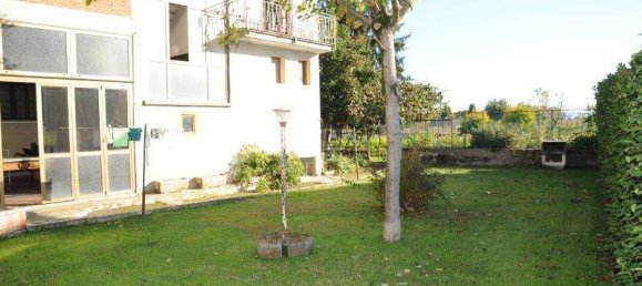 Здание с 5 комнатами в Романо ди Ломбардия, Италия № 156609 7