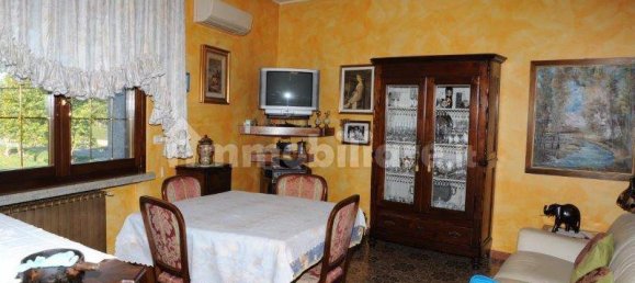 Здание с 5 комнатами в Романо ди Ломбардия, Италия № 156609 12