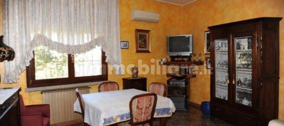 Здание с 5 комнатами в Романо ди Ломбардия, Италия № 156609 10