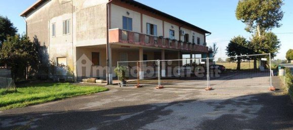 Здание с 5 комнатами в Романо ди Ломбардия, Италия № 156609 2