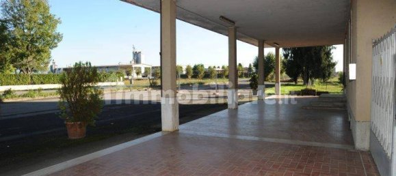 Здание с 5 комнатами в Романо ди Ломбардия, Италия № 156609 4