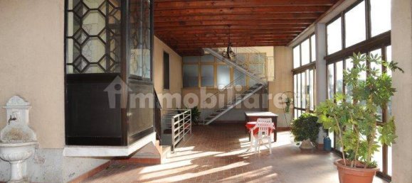 Здание с 5 комнатами в Романо ди Ломбардия, Италия № 156609 6