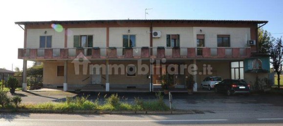 Здание с 5 комнатами в Романо ди Ломбардия, Италия № 156609 3