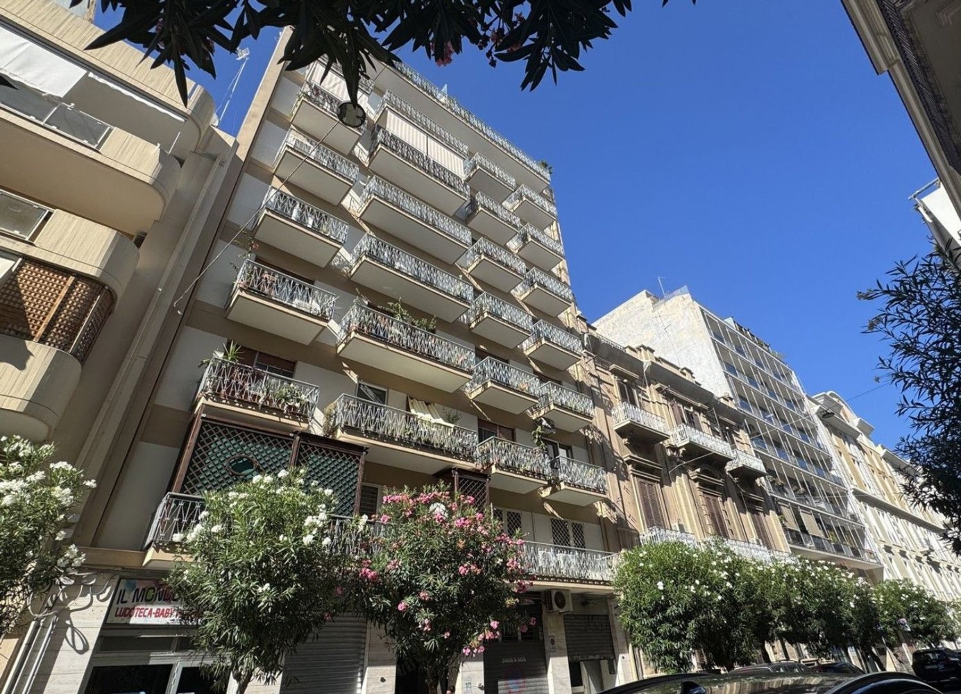 Apartamento de 4 dormitorios en Bari, Italy No. 381719