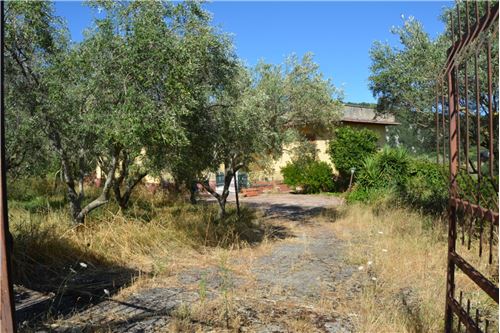 3 bedrooms Villa in Castel di Sasso, Italy No. 289461