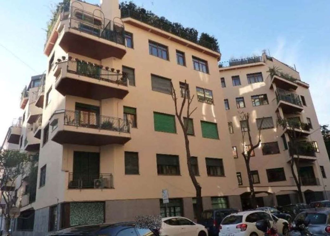 9 bedrooms Apartment in Rome, Italy No. 373854