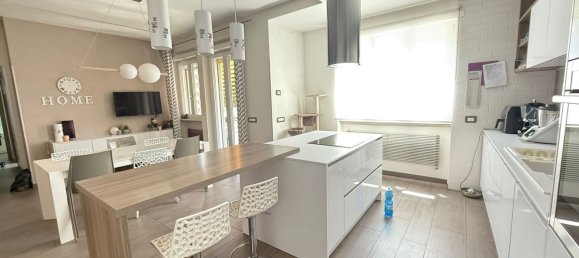 5 bedrooms Apartment in Rome, Italy No. 335207 3