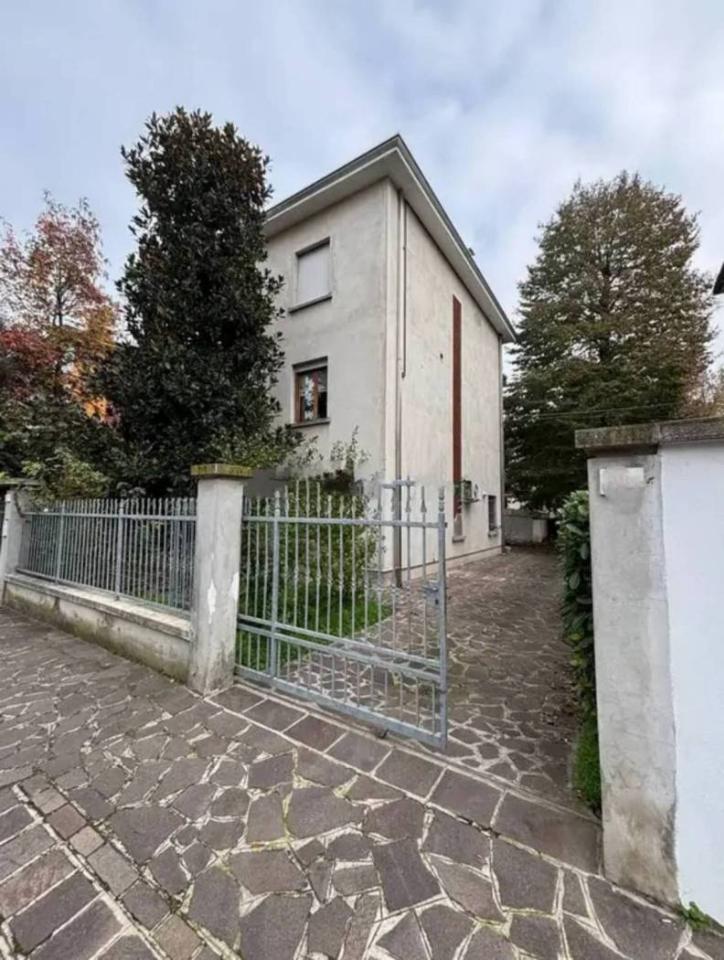 Villa de 4 habitaciónes en Carpi, Italy No. 37381