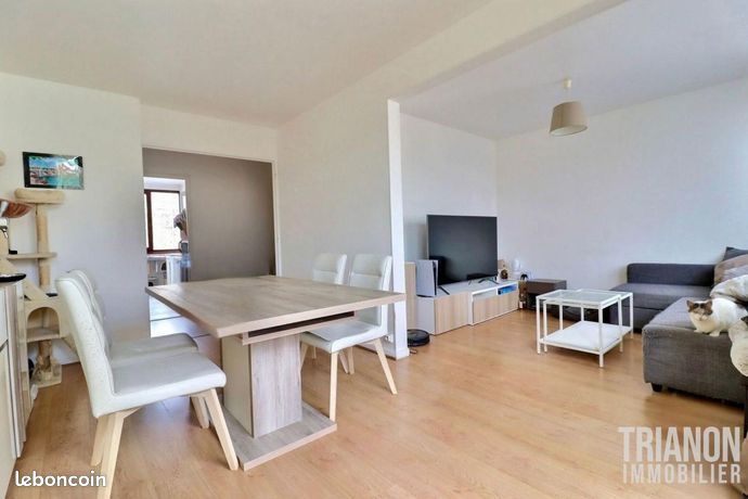 2 bedrooms Apartment in Fontenay-le-Fleury, France No. 279283