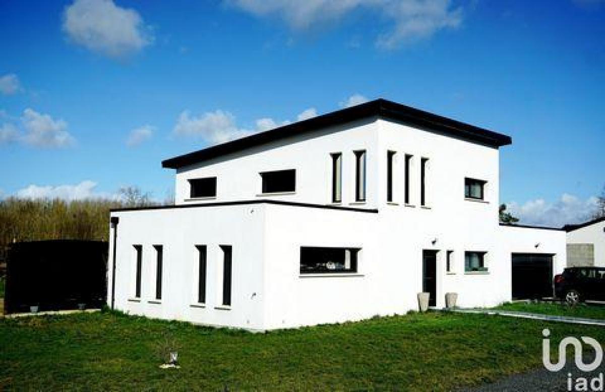 4 bedrooms House in Poitiers, France No. 23884