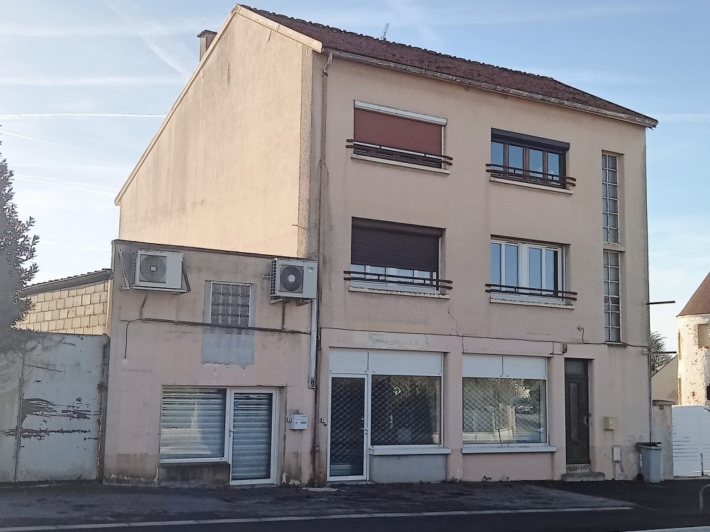 Edificio de 4 dormitorios en Montmirail, France No. 42000