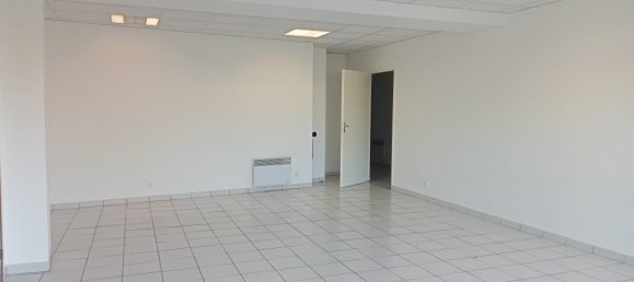 Edificio de 4 dormitorios en Montmirail, France No. 42000 2