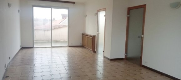 Edificio de 4 dormitorios en Montmirail, France No. 42000 9