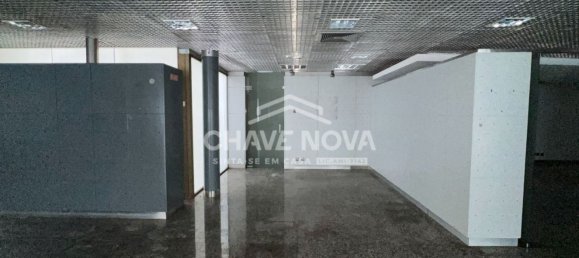 984m² Commercial property in Porto, Portugal No. 50607 10
