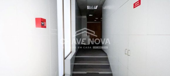 984m² Commercial property in Porto, Portugal No. 50607 7