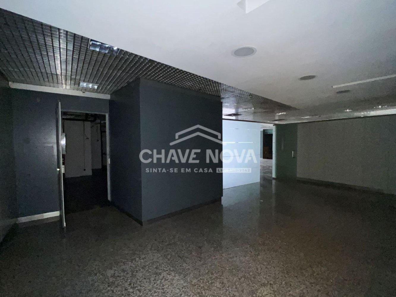 984m² Commercial property in Porto, Portugal No. 50607