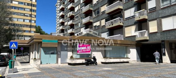 984m² Commercial property in Porto, Portugal No. 50607 14