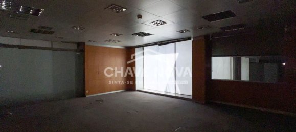 984m² Commercial property in Porto, Portugal No. 50607 4
