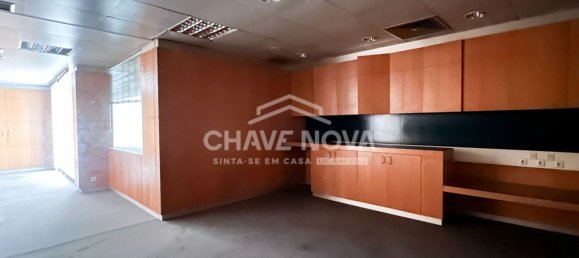 984m² Commercial property in Porto, Portugal No. 50607 6