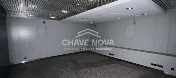 984m² Commercial property in Porto, Portugal No. 50607 2