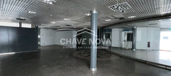 984m² Commercial property in Porto, Portugal No. 50607 8