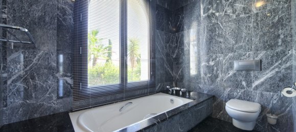 6 bedrooms Villa in Malaga, Spain No. 22759 8