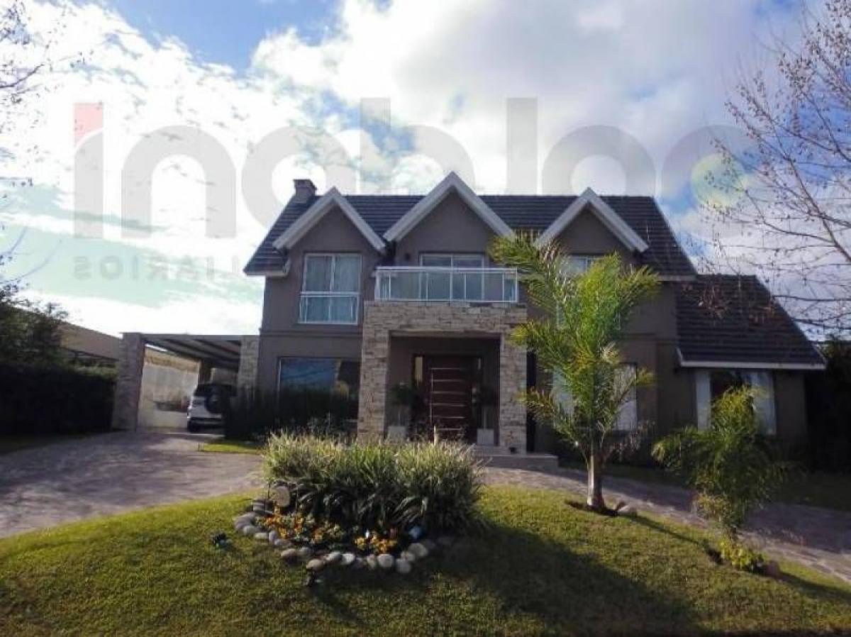 3 bedrooms House in Berazategui, Argentina No. 13714