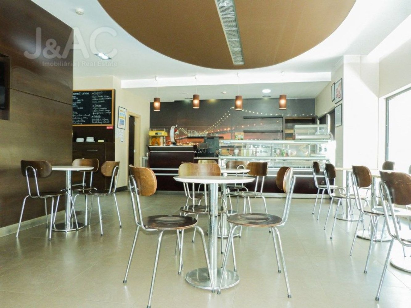 Propriété commerciale à Cascais, Portugal 118m² No. 274197