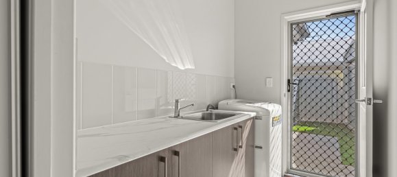 4 bedrooms House in Banksia Beach, Australia No. 930 20