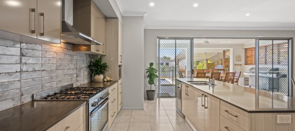 4 bedrooms House in Banksia Beach, Australia No. 930 8