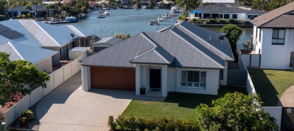 4 bedrooms House in Banksia Beach, Australia No. 930 25