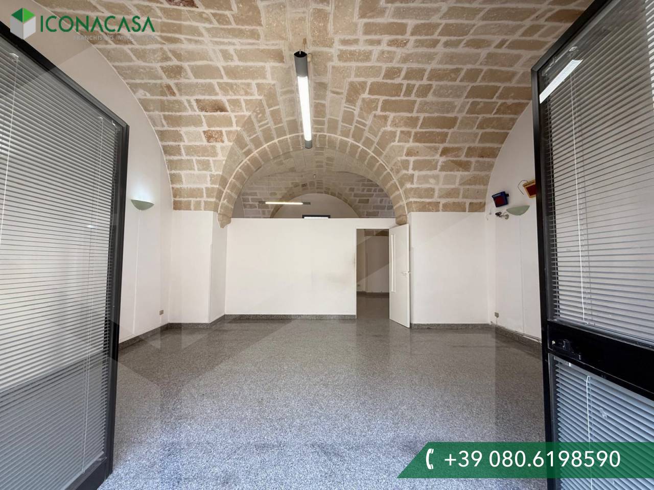 Propiedad comercial de 4 habitaciónes en Monopoli, Italy No. 31218