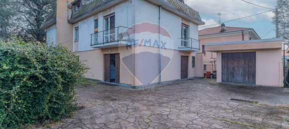 3 bedrooms Villa in Cardano al Campo, Italy No. 205695 9