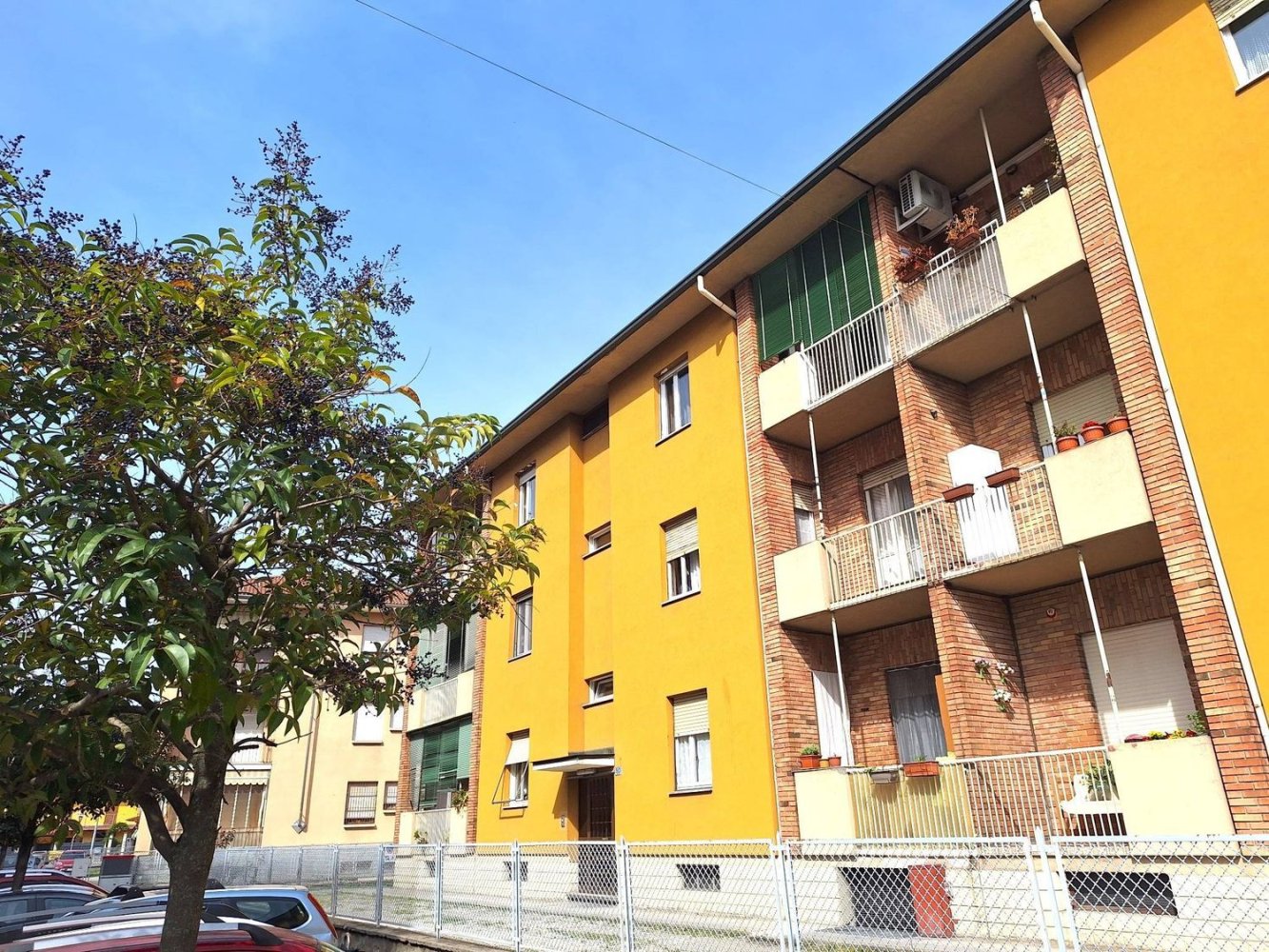Apartamento de 4 habitaciónes en Bra, Italy No. 47606