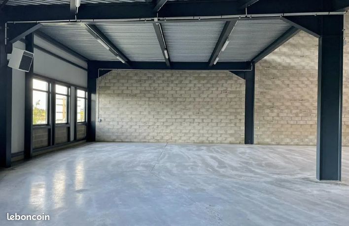 Gewerbliche Immobilie in Marines, France 849m², Nr. 357030