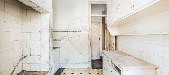 573m² Building in Lisbon, Portugal No. 122145 10