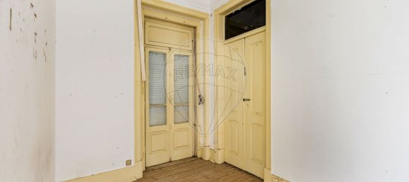 573m² Building in Lisbon, Portugal No. 122145 30