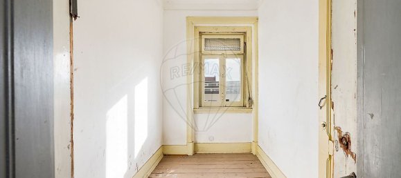 573m² Building in Lisbon, Portugal No. 122145 16