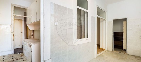 573m² Building in Lisbon, Portugal No. 122145 28